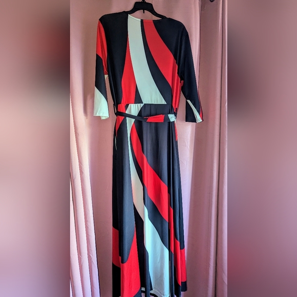 Chic V-Neck Maxi Dress 2x - Picture 6 of 12